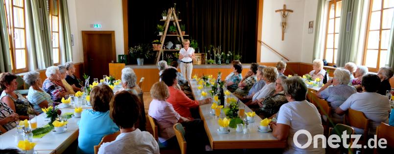 Die große Familie des Seniorenkreises
wächst zusammen. Die Mitglieder sind dankbar, dass sich Leiterin Marlene Noetzel mit ihrem Team so viel Mühe für unterhaltsame Stunden macht. le
