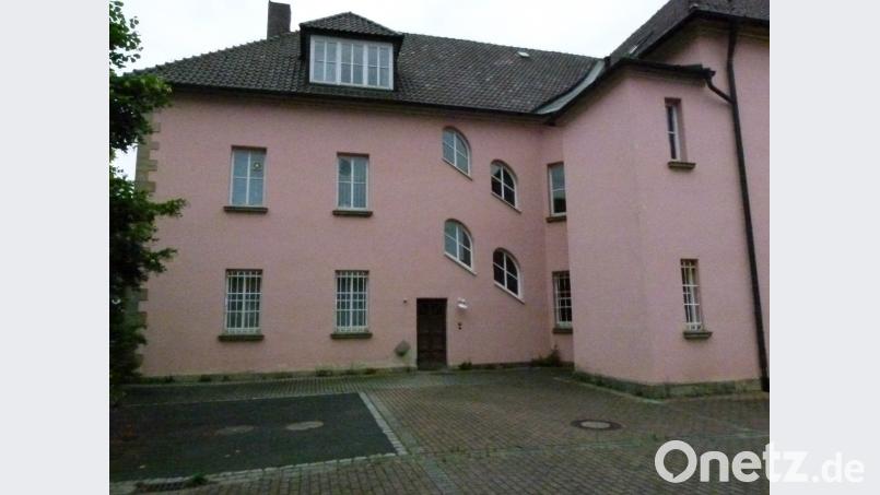 Das ehemalige Vermessungsamt wird sich verändern – innerlich wie äußerlich. Wo sich die beiden unterhalb des Giebels liegenden Fenster befinden, wird ein Anbau für die zweite Fluchttreppe entstehen. rn