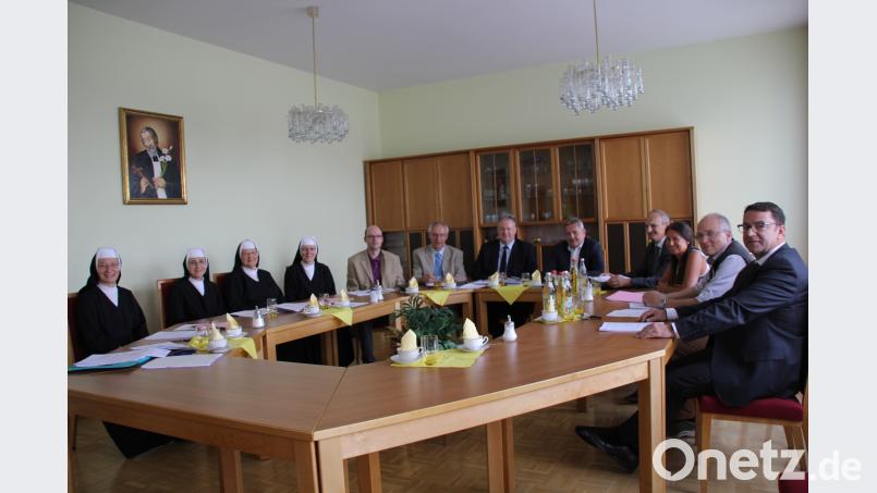 Im Mutterhaus der Schulschwestern kam der Zweckverband Realschule Auerbach zur Haushaltssitzung unter dem Vorsitz von Landrat Richard Reisinger (Sechster von rechts)  zusammen. Schütz, Adele [ADS]