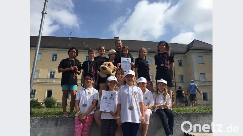 Die „Pflasterrocker“ vom Jugendrotkreuz Kemnath (vorne) mit Gruppenleiterin Kristina Konz (sitzend, Dritte von links) und die „Stonewood-Kids“ vom Jugendrotkreuz Erbendorf (hinten) mit Gruppenleiterin Monika Stahl (stehend, Dritte von links) und stellvertretendem Gruppenleiter Jörg Gerolstein (stehend Fünfter von links) vertreten den Bezirksverband Niederbayern/Oberpfalz beim Landeswettbewerb in Fürth. exb
