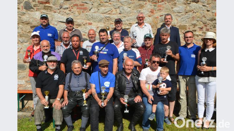 Bei der Siegerehrung im Schlossgarten überreichte Peter Graf von den &quot;Oldtimerfreunden Vohenstrauß&quot; (Zweiter von rechts) mit Bürgermeister Andreas Wutzlhofer (hintere Reihe, rechts) die Pokale an die Sieger. Senior Josef Lang aus Roggenstein (sitzend, Zweiter von links) war mit 87 Jahren der älteste Teilnehmer und erhielt besonderen Applaus. dob