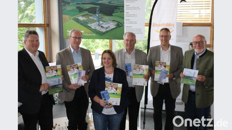 Ökostrom aus Region fürs Geo-Zentrum: Darüber freuen sich (von links) Bernhard Schmidt, Dr. Frank Holzförster, Alexandra Schopf, Helmuth Wächter, Klaus Gruber und Georg Stahl. Michaela Lowak