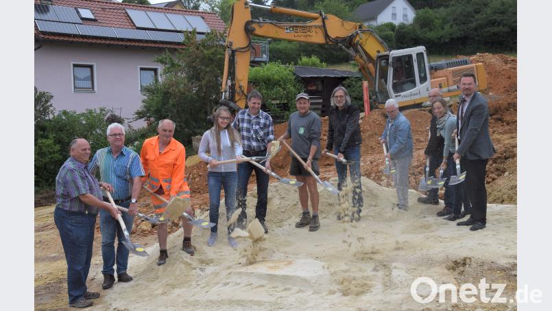 Sie schwangen den Spaten für das neue Wohnbaugebiet "Am Sandberg" in Hohenburg. (von links): Seniorchef Karl Englhard, Erhard Obendorfer, Klaus Falk, Lisa-Marie Flado, Martin Englhard, Thilo Kohlbeck, Wolfgang Birke, Ferdinand Leidner, Theo Fochtner, Stefanie Rüger und Bürgermeister Florian Junkes. bö