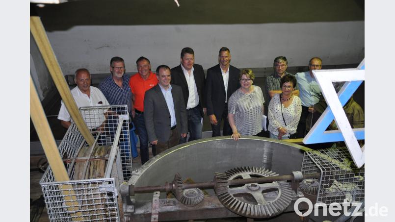 Die Freien Wähler schauen sich bei ihrer Versammlung auch in der Zoigl-Hochburg Falkenberg um. Dabei sind Bezirkstagskandidat Holger Götz, die Landtagskandidaten Bernhard Schmidt und Thomas Riedls sowie  Kreisvorsitzende Gisela Kastner (ab Vierter von links). ak