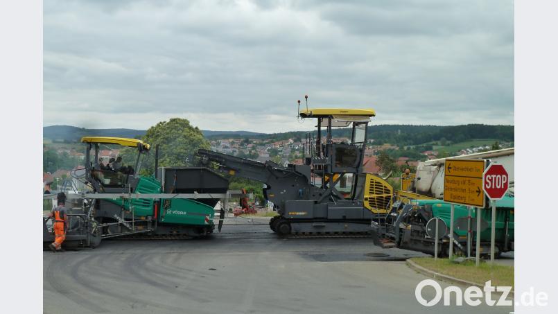 Der Kreuzungsbereich Bundesstraße 22/Eigelsberger Straße wurde am Donnerstag asphaltiert. ptr
