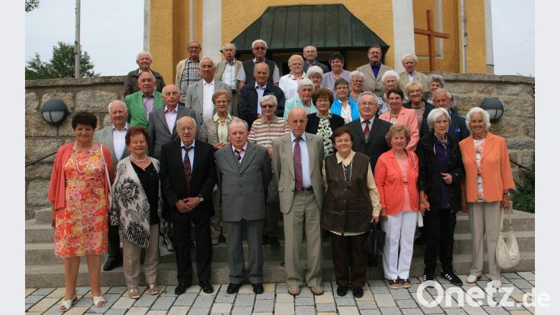 Zur  Jubiläumsfeier kam  auch der ehemalige Lehrer Johann Gleißner (vorne, Fünfter   von rechts). wro
