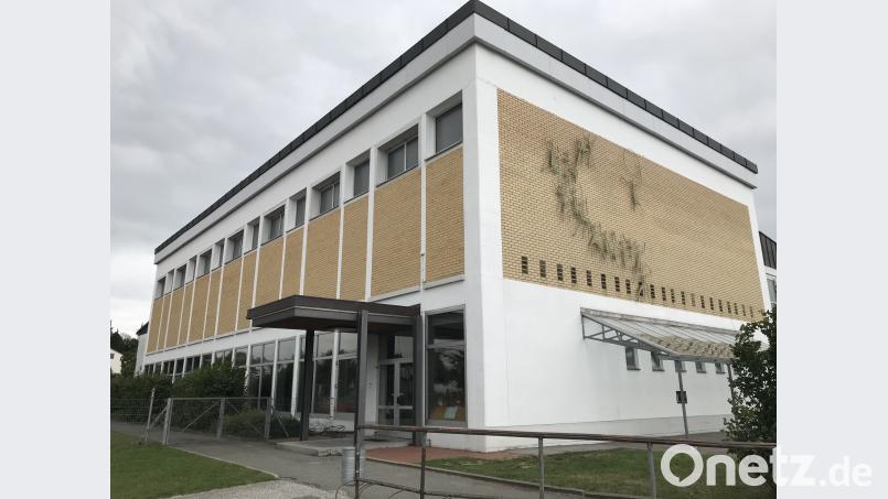 Im Hallenbad steht eine umfangreiche Sanierung an: Zum einen muss die Filtertechnik erneuert werden, zum anderen werden die Duschen und Umkleiden instandgesetzt. Dazu muss das Bad im nächsten Jahr für etwa vier Monate gesperrt werden. Bild: Tietz