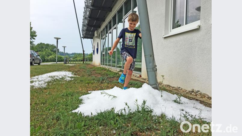 Hagelkörner bei der Stadthalle Neustadt/WN. Gabi Schönberger