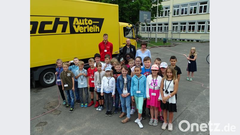 Der ADAC-Nordbayern leistete Aufklärungsarbeit: Die Seile markieren den seitlichen „toten Winkel“ des LKW, den die Kinder der Hammerwegschule ohne Blickkontakt zum Fahrer feststellten. rdo
