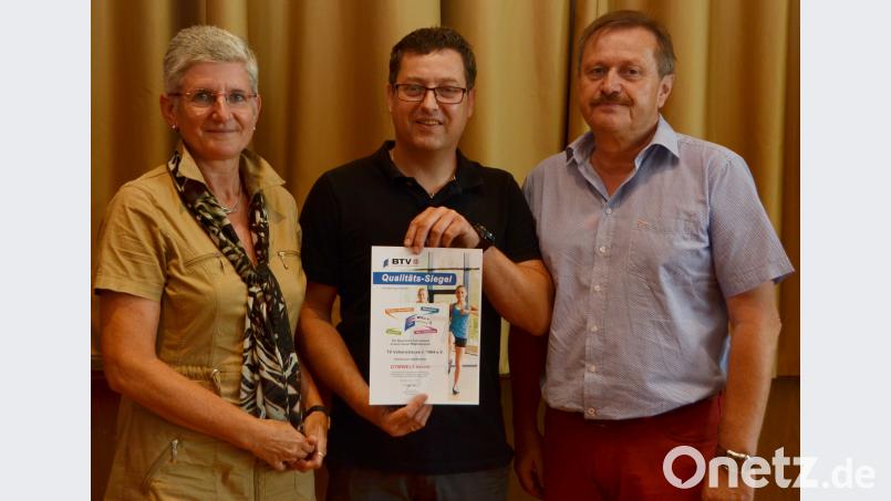 Volker Richter, Bezirksvorsitzender des Turnbezirks Oberpfalz Nord (Mitte) brachte das Prädikat "Gymwelt"-Verein für den Turnverein mit und überreichte es an Geschäftsstellenleiterin Manuela Völkl (links) und TV-Vorsitzendem Klaus Nigg (rechts). dob