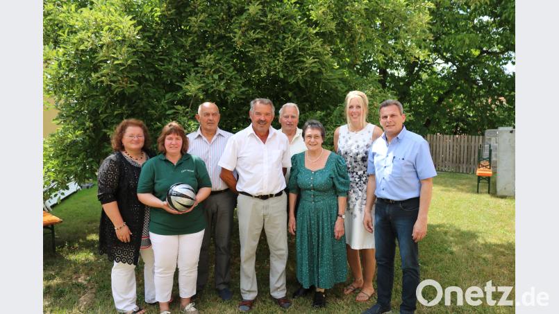 Bürgermeister Norbert Eckl (rechts), Kreisfachberaterin Heidi Schmid (links) und der stellvertretende Bezirksvorsitzende Alois Dirrigl (hinten, links) gratulierten den Verantwortlichen im Gartenbauverein Teunz, welche die „Wühlmäuse“ durch die 15 Jahre begleiteten. exb
