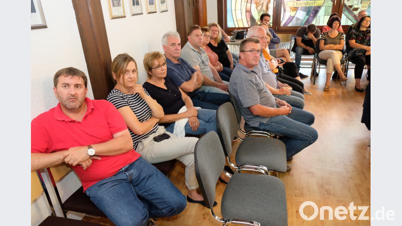 Haushalt, Ortsumgehung, Schule: Auf großes Interesse stießen die Themen der Sitzung des Marktgemeinderats bei den Kirchenthumbacher Bürgern.  Die Zuhörerplätze im Sitzungssaal des Rathauses waren fast komplett besetzt. do