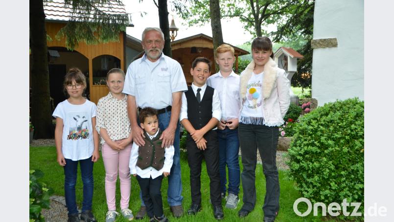 Helmut Wildenauer ist auch an seinem 70. Geburtstag nicht aus der Ruhe zu bringen und sieht dem neuen Lebensjahrzehnt hoffnungsvoll entgegen. Seine Enkel Genoveva, Anna, Thore, Magnus, Michael und Afra (von links) überraschten ihren Opa mit einem Rieseneis. "Unser Opa ist ein ganz Süßer", wissen sie. dob