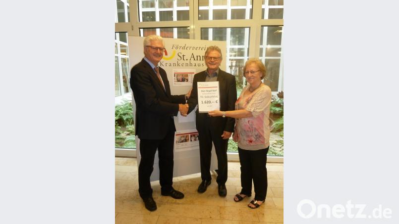 Vorsitzender  Werner Renner (links) und  Stellvertreterin Marga Klameth (rechts) waren sichtlich erfreut über den plötzlichen  Geldsegen von Karl Reyzl (Mitte). exb