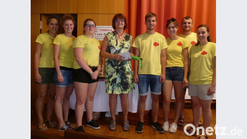 Die Gruppenleiterrunde der Ministranten gratuliert zum Hauptgewinn der Tombola: Vier Eintrittskarten ins Legoland. mtm