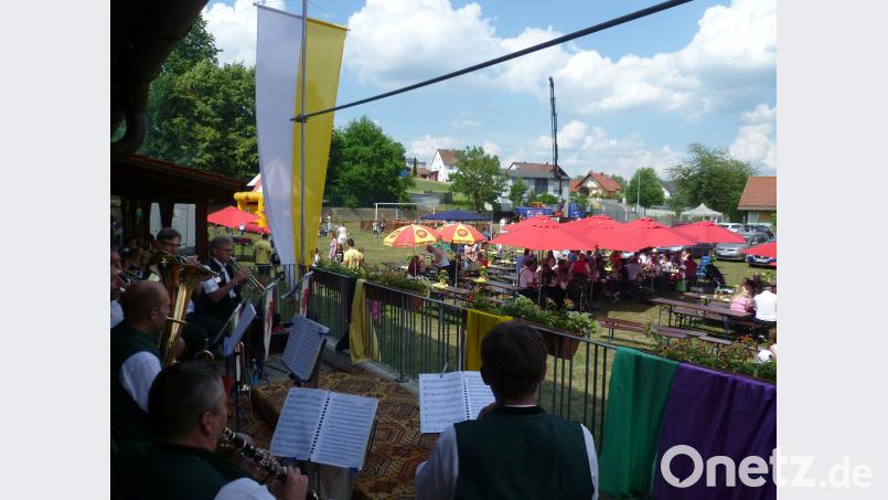 Die Egerländer Blaskapelle sorgt für zünftige Untehaltung auf dem Pfarrfest. mtm