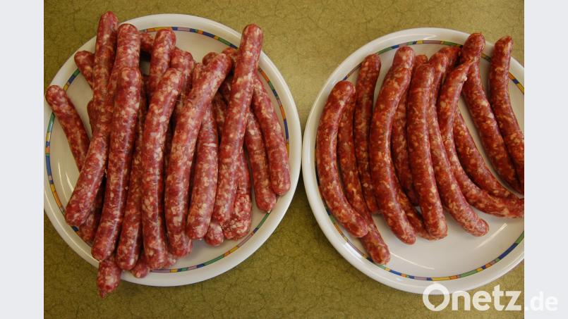 Mal was anderes: Lamm-Bratwürste. Im Kurs lernten die Teilnehmer verschiedene Varianten kennen, zum Beispiel die kräftig gewürzte Merguez. exb