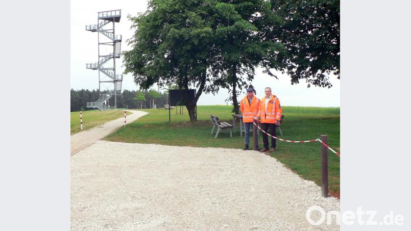 An der Kirche auf dem Kalvarienberg wurde eine Fläche geschottert. Es entstanden somit zehn Parkplätze.  Bürgermeister Jürgen Kürzinger (rechts) und Bauhofleiter Jörg Dollhopf (links) befanden die Sache für gut. lep