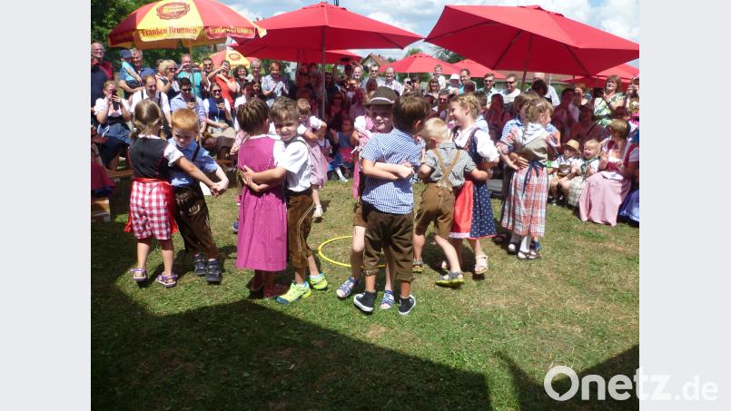 Die Kindergartenkinder Tanzen eine Polka. mtm