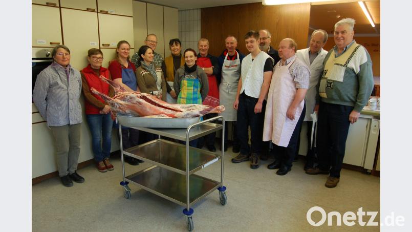 Jäger, Direktvermarkter, Metzger und Freizeitköche lernten im Lammfleisch-Kurs mit Profi Hermann Jakob (Zweiter von rechts) neue Möglichkeiten kennen, das ganze Lamm schmackhaft zu verarbeiten. exb