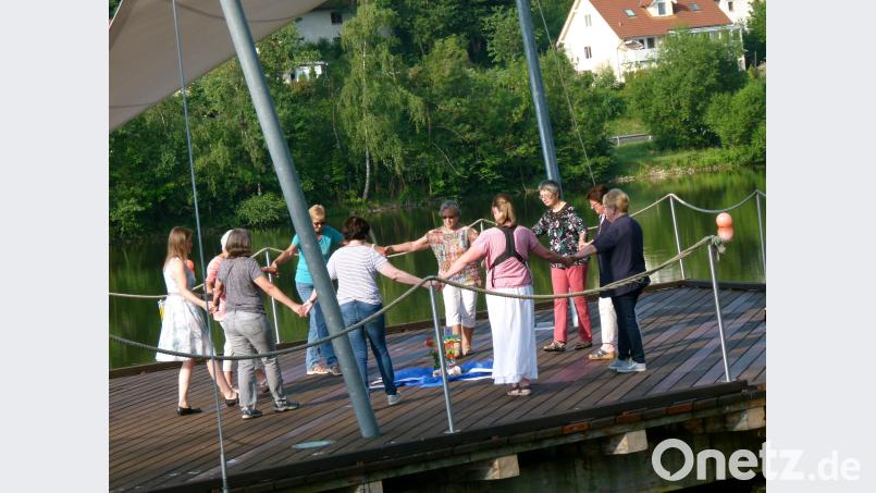 Gemeinsam stimmen sich evangelische und katholische Gläubige auf der Seebühne meditativ auf den Tag ein. Die nächste Morgenbegrüßung steht für Montag, 2. Juli, auf dem Programm. rn