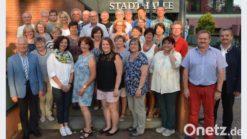 Max Münchmeier (vorne. links) ist mit seinen 60 Jahren Zughörigkeit beim Turnverein beispielgebend und Ansporn für die Jüngeren weiterhin treu zum Turnverein zu halten. Bürgermeister Andreas Wutzlhofer (rechts) ist selbst ein "Kind des TV" und marschiert an der Seite des Vorsitzenden Klaus Nigg (Zweiter von rechts) für den Verein. dob