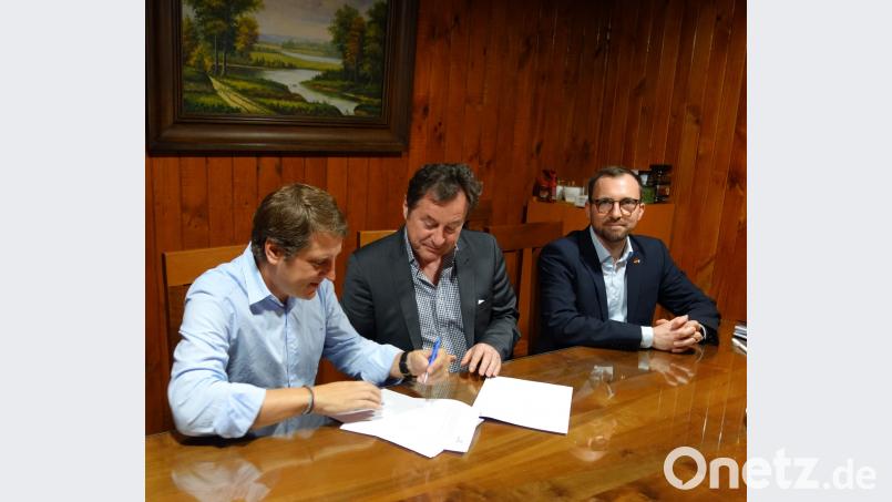 Thiago Fornaro Puchet (Pellet de Maule), Siegfried Schröpf  (Grammer Solar), Felix Schmidt (dena) Grammer Solar GmbH/exb