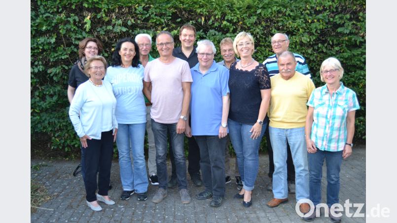 Der neue Vorsitzende Josef Lingl 5. v.l., Sandro Fleischmannn 7.v.l.. Verabschiedet wurde Sepp Raß (hinten rechts). Er wechselte wegen Umzugs zu einem anderen Ortsverein. hcz