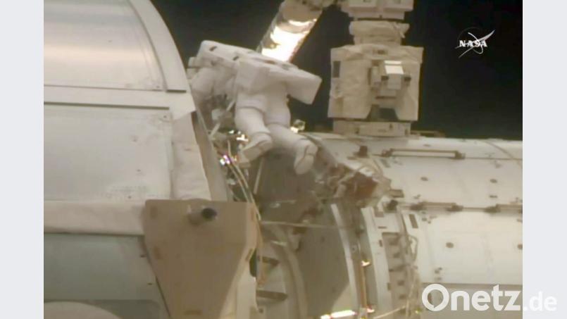Mit der Hilfe des deutschen Astronauten Gerst sind die beiden US-Raumfahrer Arnold und Feustel für wichtige Wartungsarbeiten aus der Internationalen Raumstation (ISS) ausgestiegen. Foto: Nasa TV -