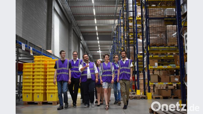 Die Mitglieder der JU-Kreisverbände Tirschenreuth und Wunsiedel erhalten exklusive Einblicke in das Tchibo-Logistikzentrum in Eger. Die Regale sind 8 Meter hoch und 50 Meter lang. lue