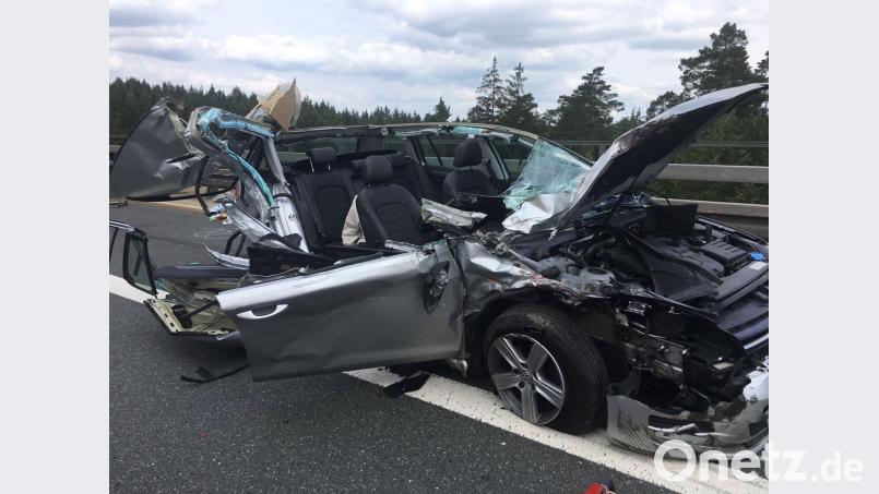 Das schwer beschädigte Auto auf der Autobahn. Kristina Sandig