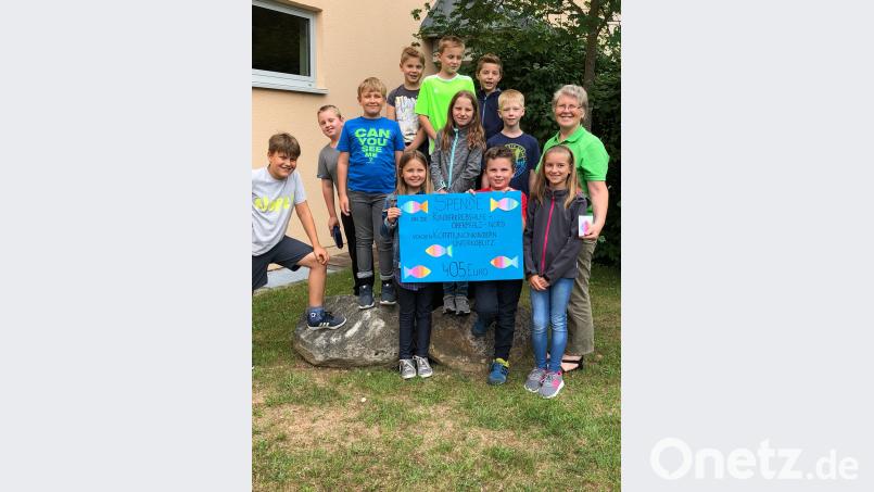 Gunda Hagn (rechts) freute sich sehr über die Spende der Kinder. exb