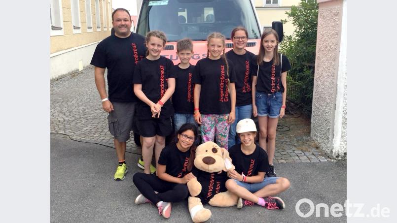 Die stolzen Sieger vom Jugendrotkreuz Erbendorf mit den Gruppenleitern Jörg Gerolstein (links) und Monika Stahl (zweite von rechts stehend). Neumann, Jochen [NJN]