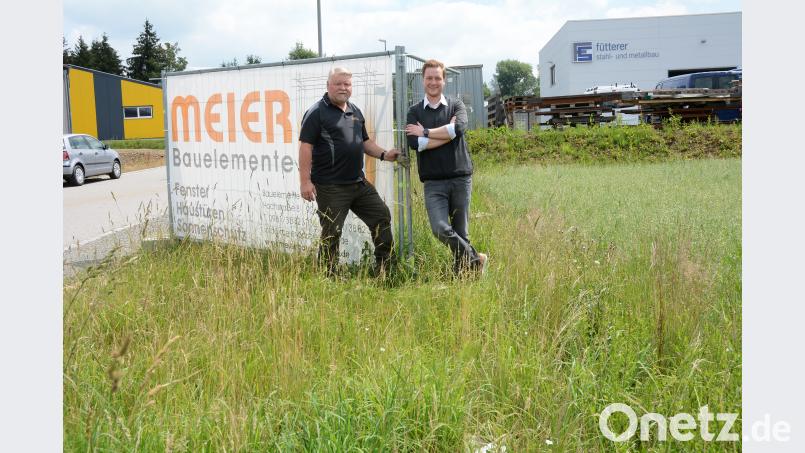 Die Firmentafel steht schon. Im Gewerbegebiet "Im Wiesengrund", zwischen Stahl- und Metallbau Fütter und Fotobuch, errichten Heinz und Christoph Meier ihren neuen Betrieb. Gabi Schönberger
