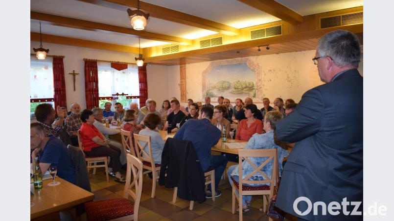 Bürgermeister Richard Tischler informierte die Anlieger über die anstehenden Arbeiten am Kellerweg und bat um Verständnis für die zu erwartenden Belästigungen. bnr