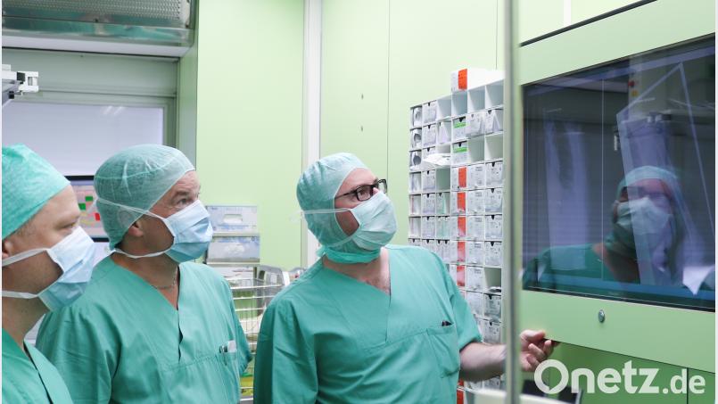 Chefarzt Dr. Philipp Koehl, OP-Manager Uwe Voit und Haustechnikleiter Jens Köhler (von links) beschreiben die Einsatzbereiche des neuen 40-Zoll-Bildbetrachtungsmonitors. Er stellt Röntgenbilder, die während der OP aufgenommen werden, in optimaler Bildqualität dar. exb