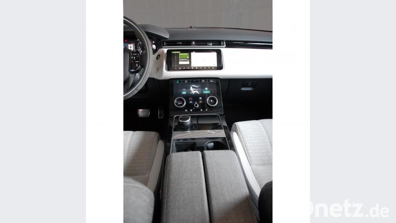 Zur Bedienung von Soundsystem, Heizung, Sitzklima oder Navi geht&#039;s meist nur über Untermenüs. Range Rover Velar D300 R-Dynamic SE. Michael Ascherl