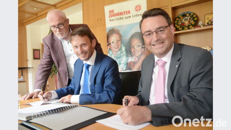 Strahlende Gesichter bei der Vertragsunterzeichnung für die neue Kinderkrippe in Rothenstadt (von rechts): Johanniter-Regionalvorstand Martin Steinkirchner, Bürgermeister Jens Meyer und Rechtsdezernent Herrmann Hubmann. Gabi Schönberger