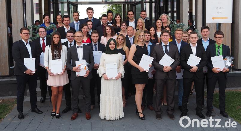 Sie haben ihren Bachelor in Betriebswirtschaft geschafft. sbü