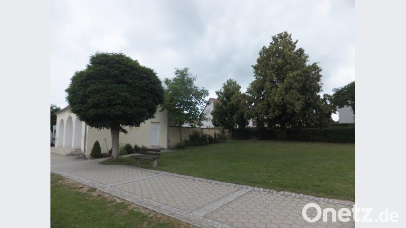 Die Rasenfläche neben dem Leichenhaus würde sich für Urnengräber und Baumbestattungen eignen, so die Meinung der Markträte. ibj