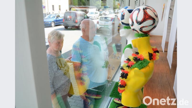 Ein Optiker in der Stadt sorgt für einen Hingucker: In seinem Schaufenster stehen Büsten der verschiedensten WM-Nationen mit den passenden Fußballköpfen. Einfach nur noch Fußball im Kopf... Schönberger