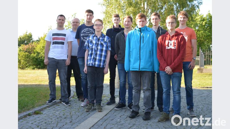 Die Teilnehmer des „Young Talents IT“-Workshops mit Ausbilder Hubert Haberkorn (Zweiter von links). exb/Witron