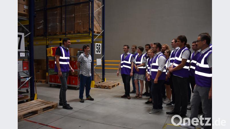 Oldrech Orsag (Zweiter von links) führte durch das Tchibo-Logistikzentrum in Eger. Tomáš Linda (Erster von links) übersetzte. lue