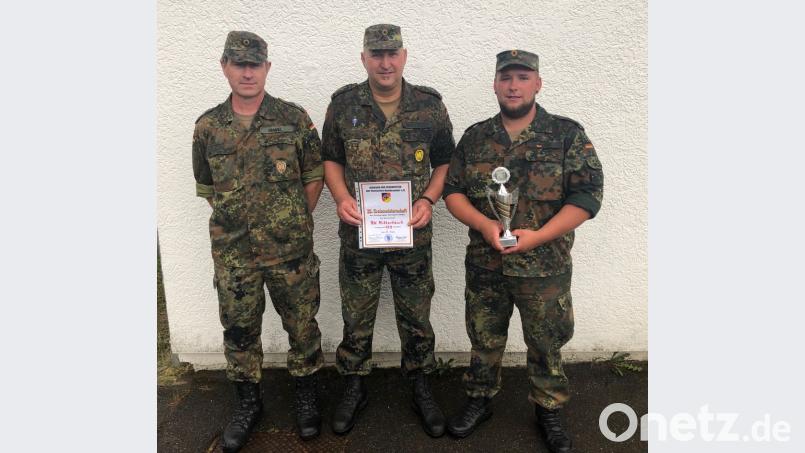 Beim Schießwettbewerb der Kreisgruppe Oberpfalz-Nord belegten die Mitterteicher Reservisten (von links) Ernst Hampel, Stefan Badstieber und Manuel Zeis den 3. Platz. exb