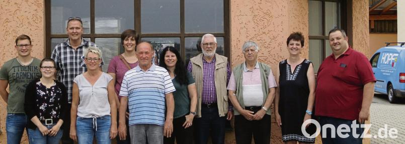 Die SPD-Delegation im Hof der Firma Hopf, von links Martin Schneider  sowie vorne in der Mitte Firmengründer Andreas Hopf und SPD-Vorsitzende Angela Baumgartner (2. von rechts). exb
