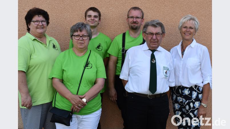 Zweite Schützenmeisterin Elisabteh Werner (von links) gratuliert den Vereinsmeistern der Schützengesellschaft "Falkenhorst": Marianne Prölß, Benedict Schmidt, Stefan Brändl und Albert Brändl. Zweite Bürgermeisterin Anita Stauber (rechts) freut sich mit ihnen. rgr