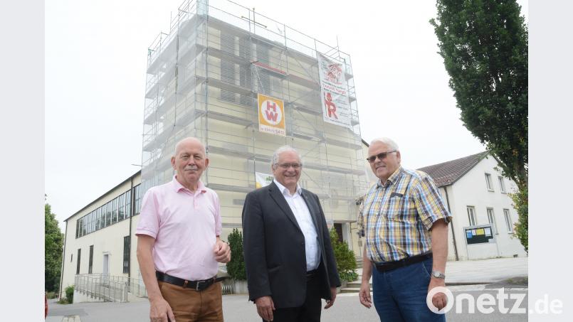 Statiker Ernst Georg Bräutigam, Stadtpfarrer Gerhard Pausch und Pfarrgemeinderatssprecher Alois Schröpf (von links) freuen sich, dass die Sanierung der Außenfassade am Kirchturm von St. Johannes gut voran geht. Gabi Schönberger