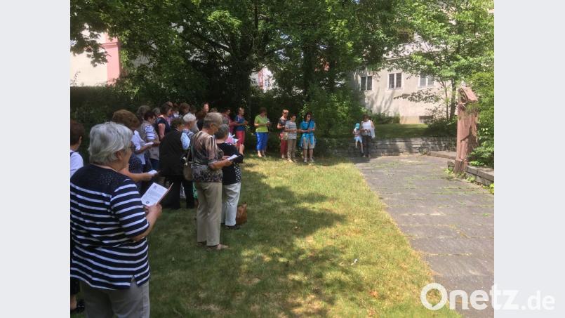 Das herrliche Pilgerwetter nutzte man zum gemeinsamen Kreuzweggebet im Freien. flt
