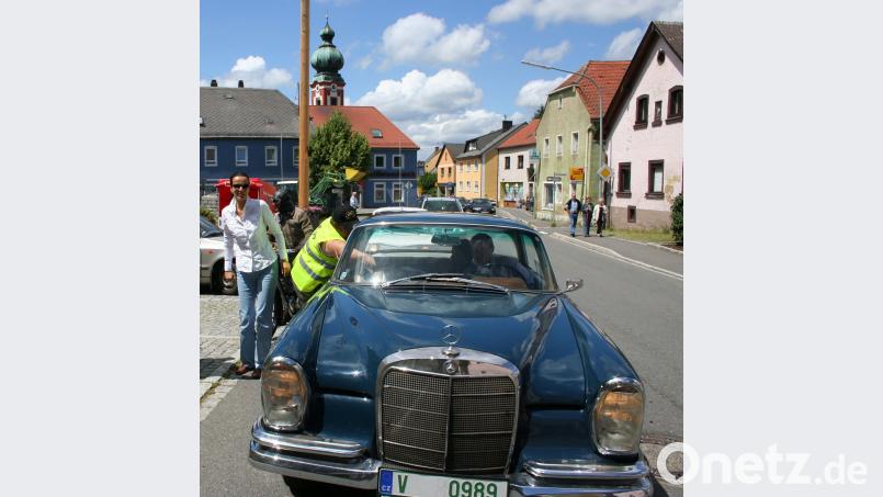 Die Gräfin Dominika Kolowrat-Krakowska mit ihrem Mercedes-Oldie. gz