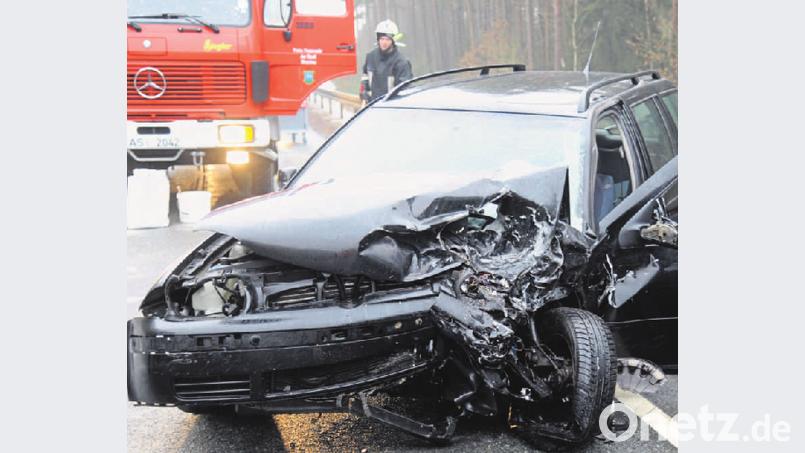 Ergebnis eines riskanten Überholmanövers? Das soll jetzt vor Gericht geklärt werden. Bei dem Unfall bei Hirschau wurden zwei Menschen verletzt und zwei Autos völlig demoliert. [GF]